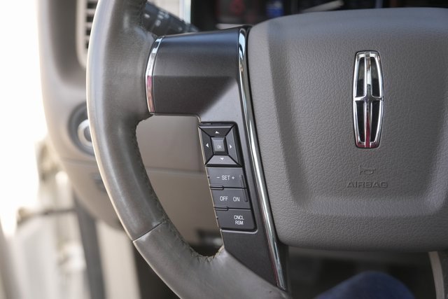 Used 2017 Lincoln Navigator Select image 25