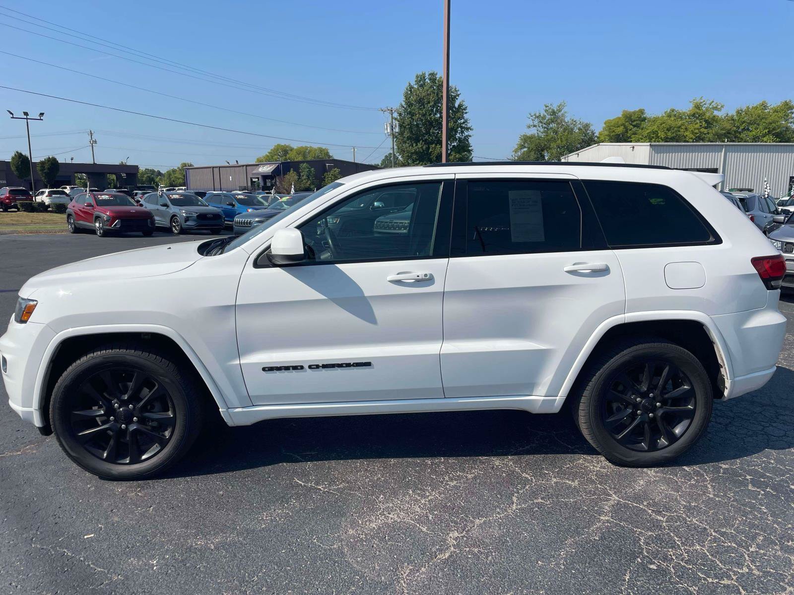 Used 2017 Jeep Grand Cherokee Altitude AWD/4WD image 4