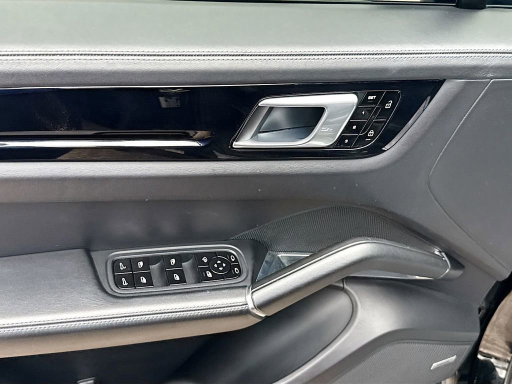 Used 2019 Porsche Cayenne Turbo w/ Premium Plus Package image 19