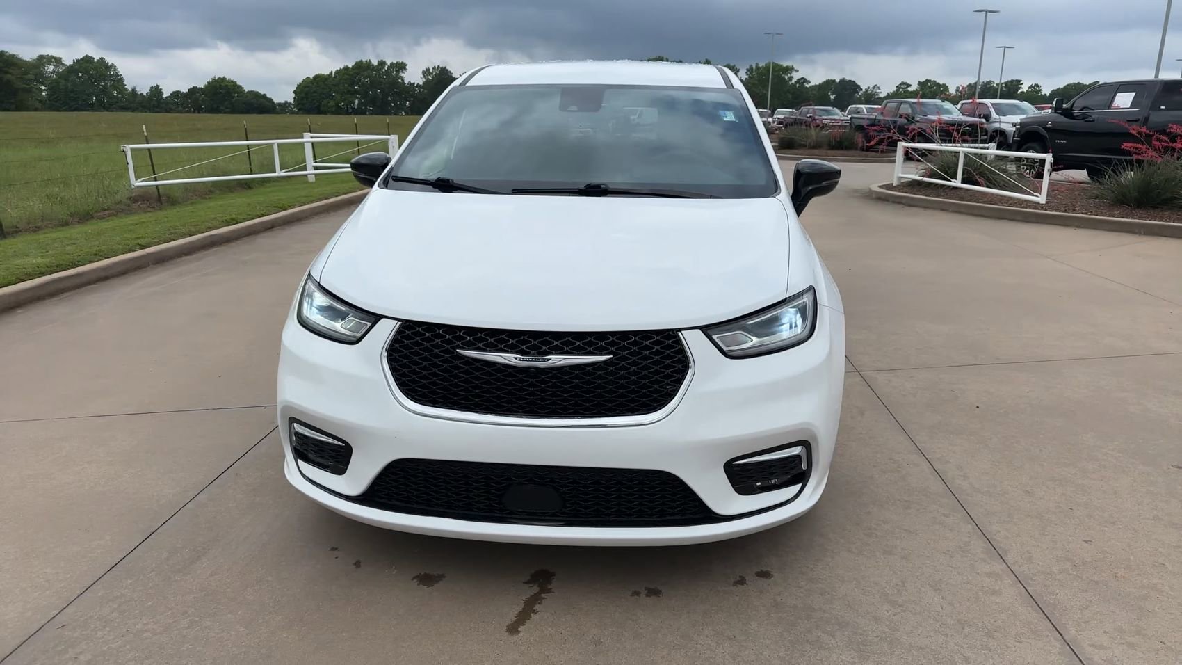 Used 2025 Chrysler Pacifica Select FWD image 4
