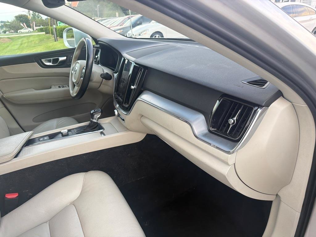 Used 2018 Volvo XC60 T5 Momentum w/ Vision Package AWD/4WD image 16