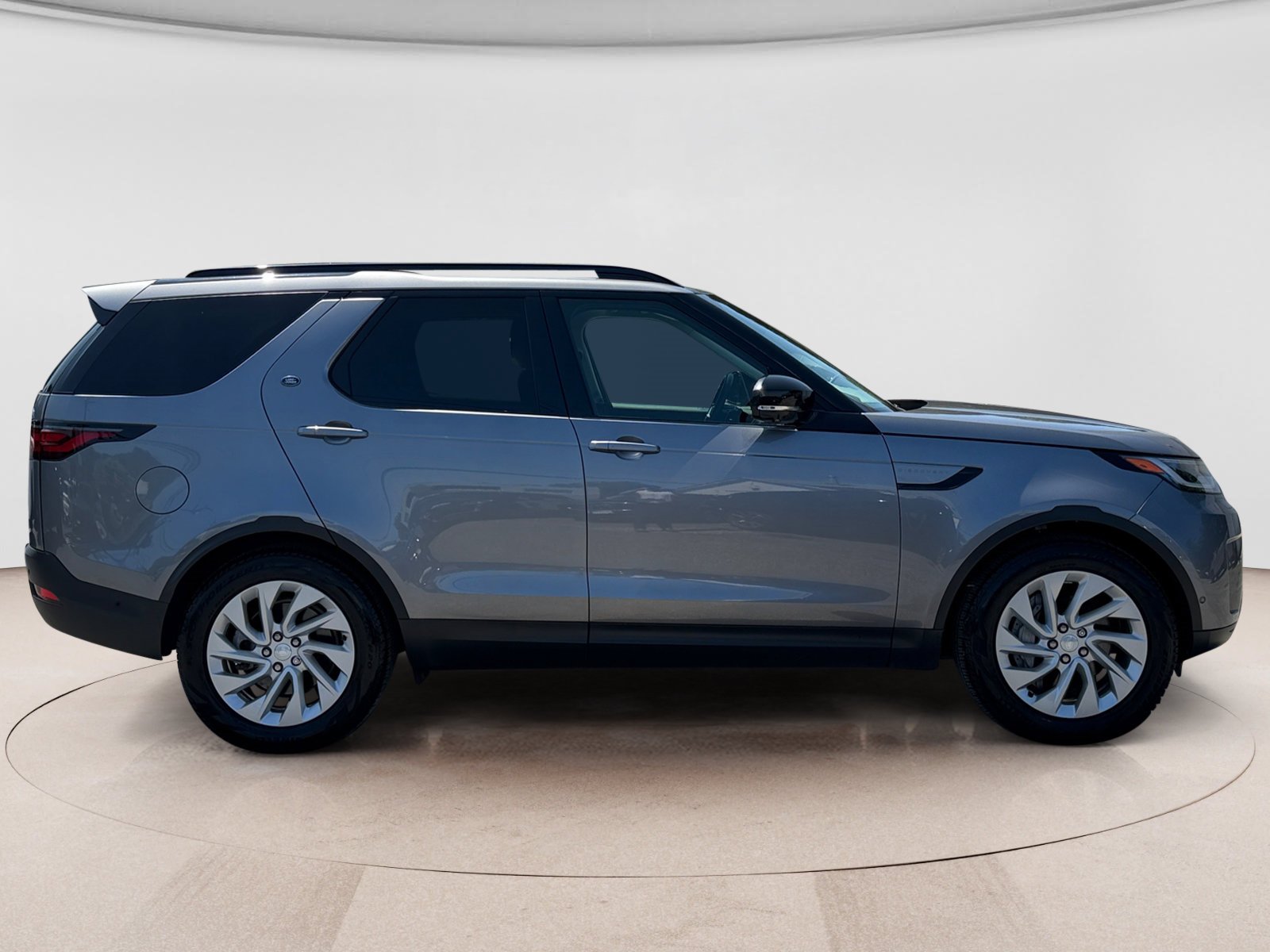 Used 2024 Land Rover Discovery S AWD/4WD image 6