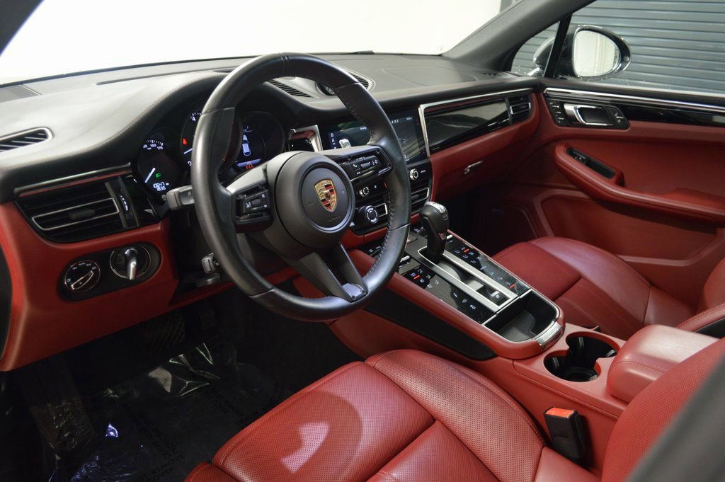 Certified 2025 Porsche Macan image 4