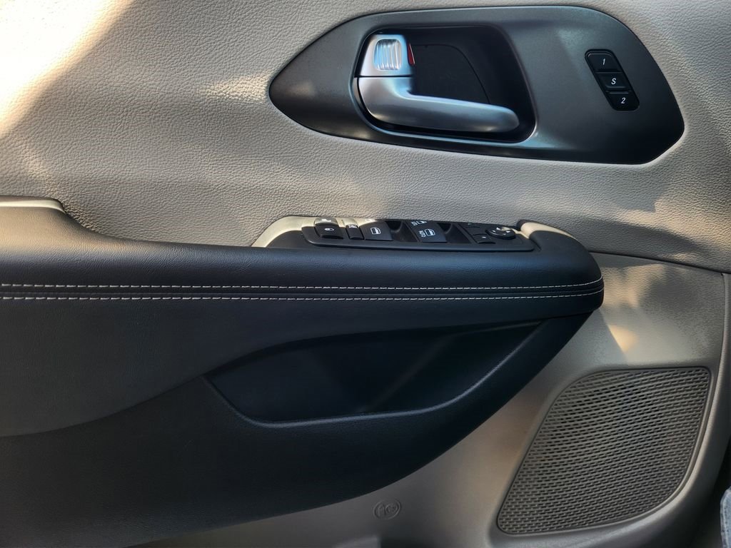 Used 2024 Chrysler Pacifica Touring-L image 24