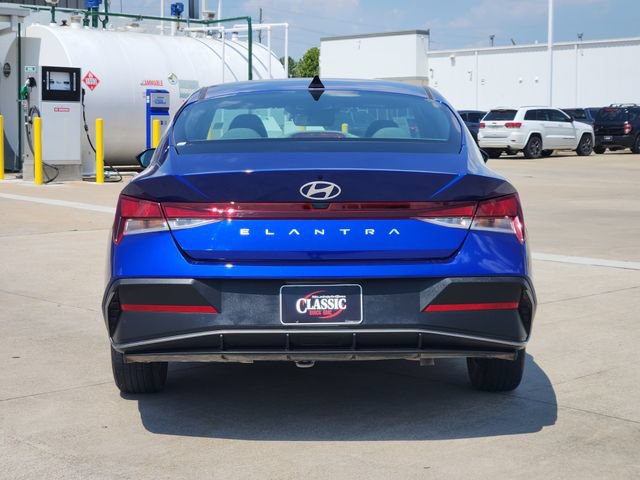 Used 2025 Hyundai Elantra SE FWD image 6