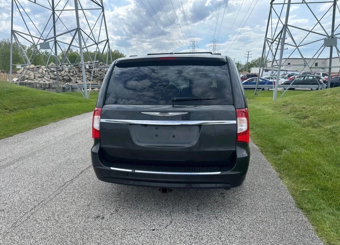Used 2012 Chrysler Town & Country Touring FWD image 7