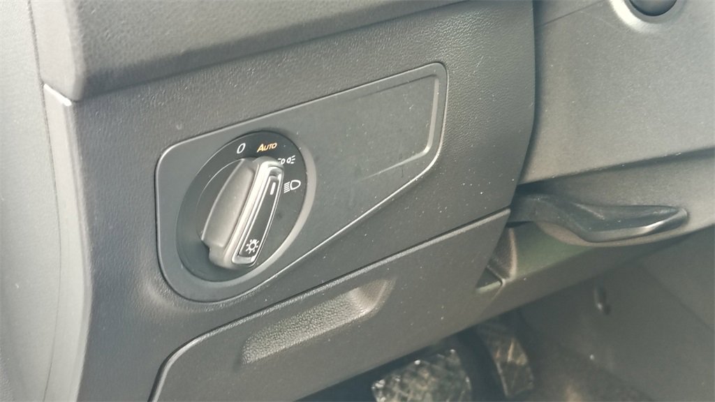 Used 2020 Volkswagen Tiguan SE w/ Panoramic Sunroof Package image 10