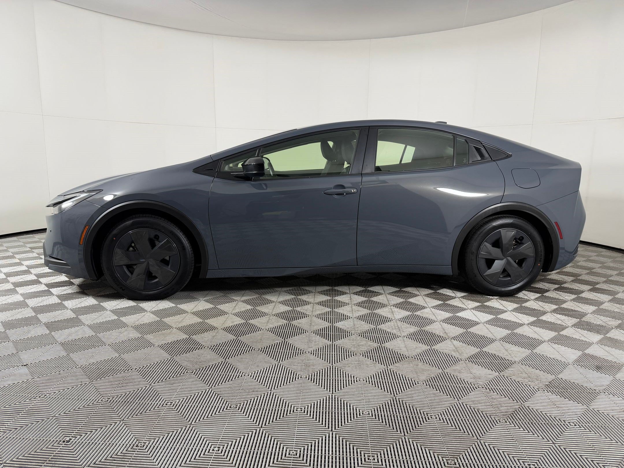 Used 2025 Toyota Prius LE FWD image 2