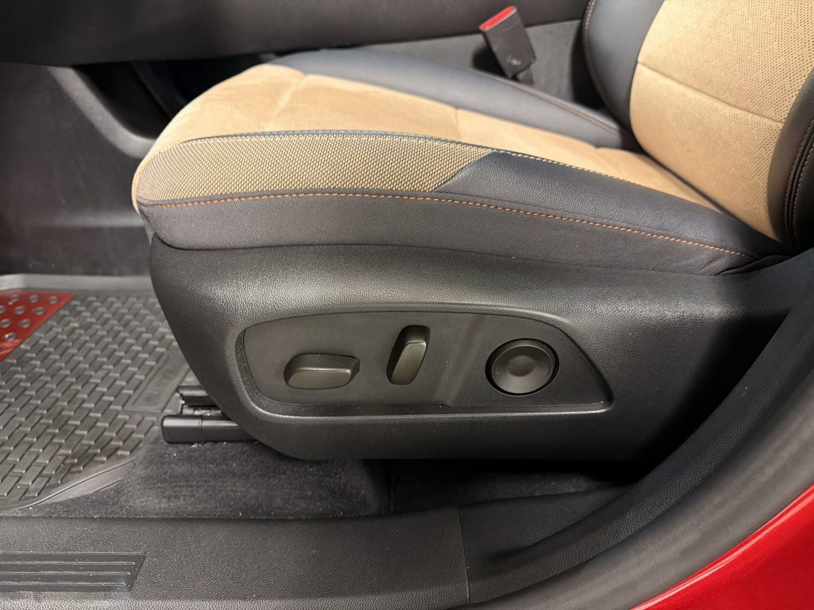 Used 2025 Chevrolet Equinox ACTIV w/ Safety and Technology Package AWD/4WD image 14