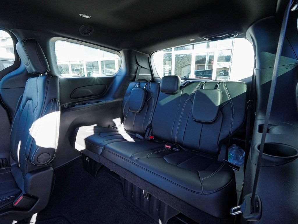 New 2026 Chrysler Pacifica Select FWD image 30