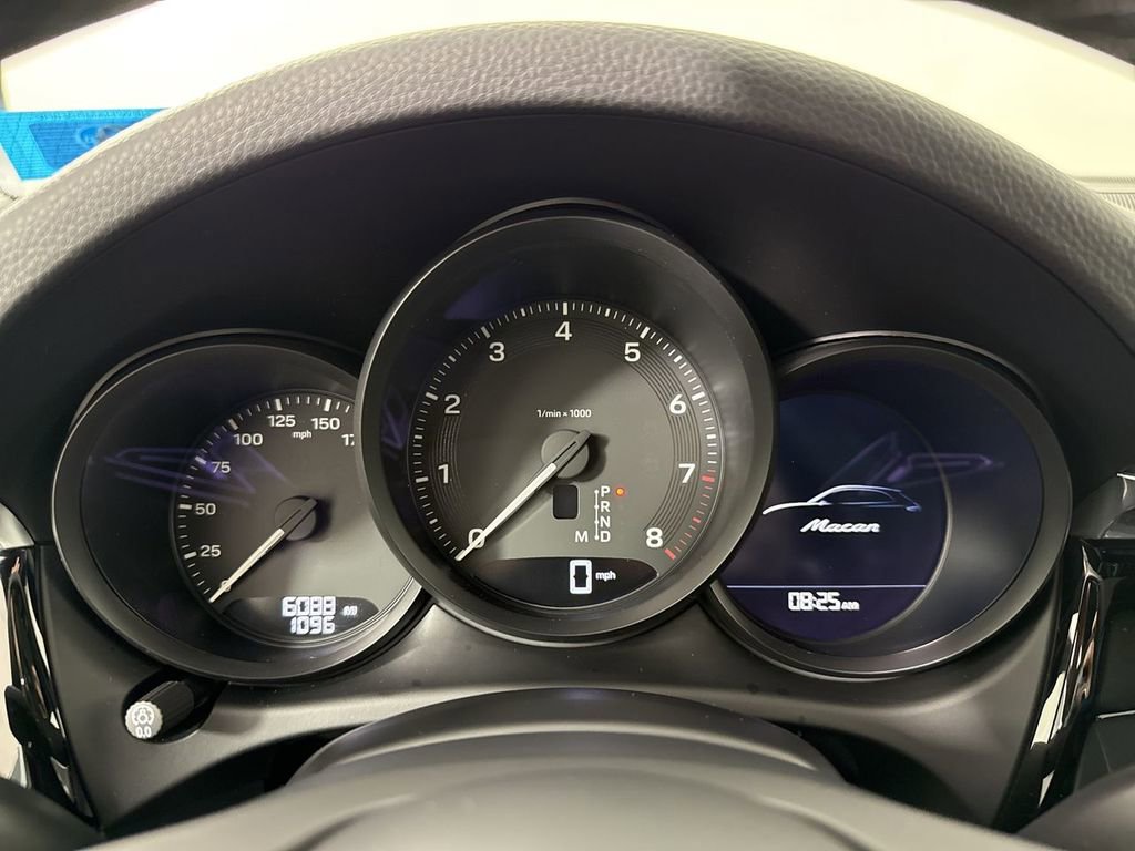 Certified 2025 Porsche Macan image 37