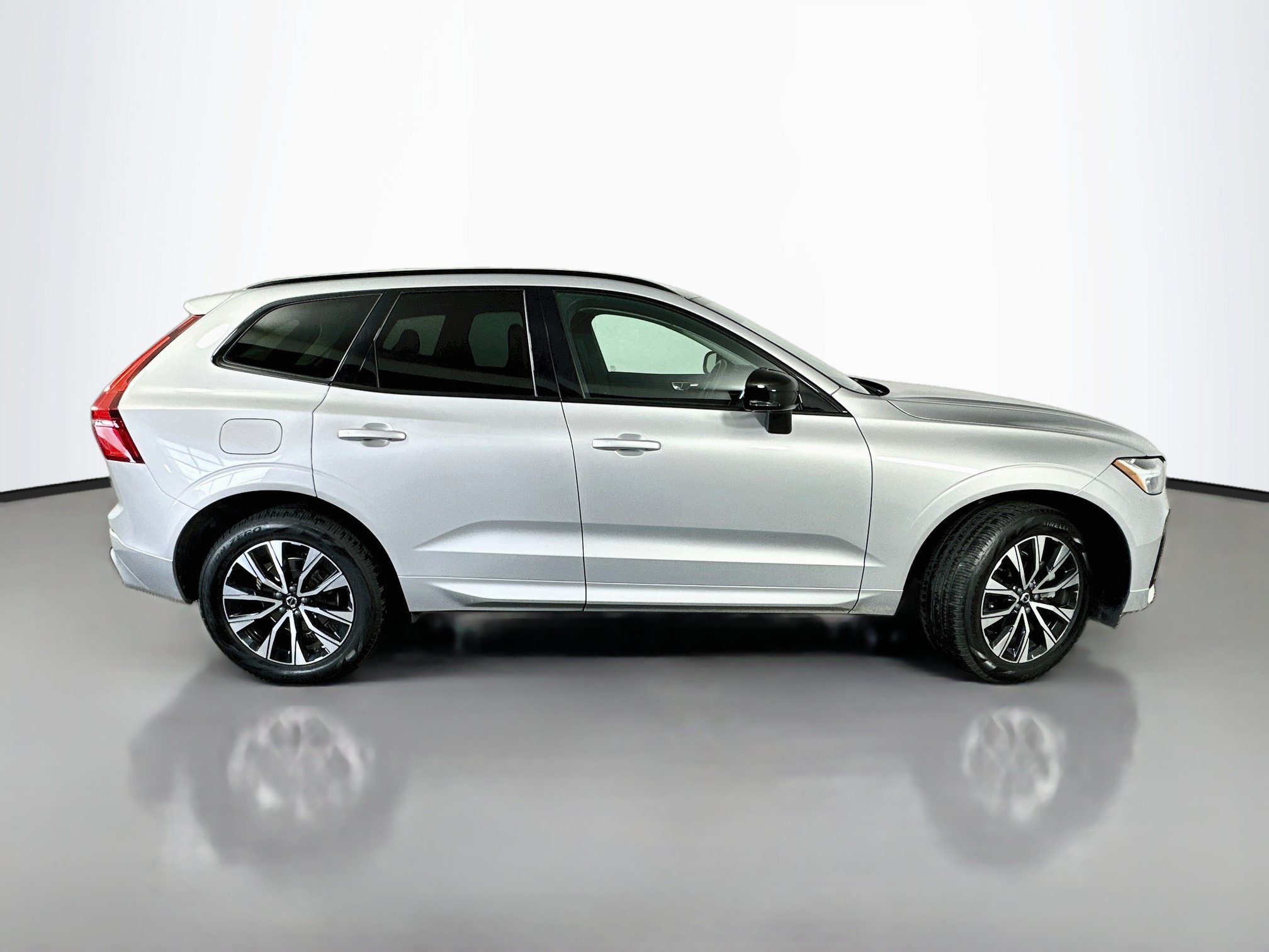 Used 2025 Volvo XC60 B5 Core w/ Climate Package AWD/4WD image 8