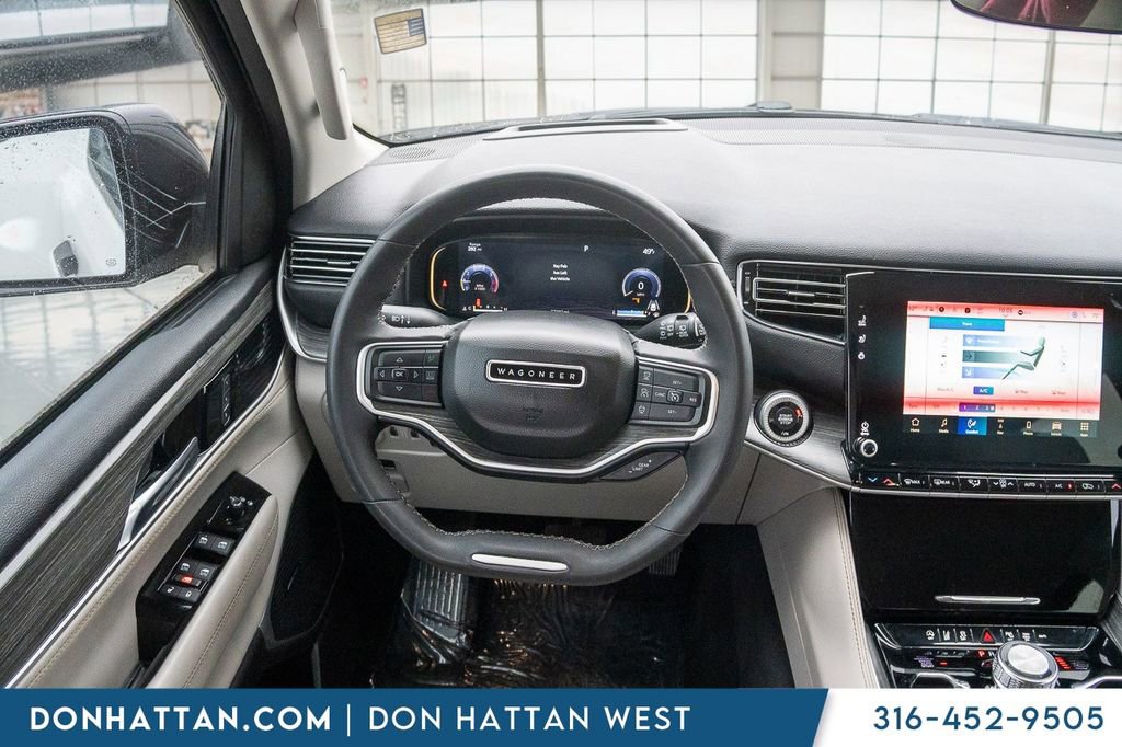 Used 2023 Jeep Wagoneer Series III w/ Preferred Equipment Group AWD/4WD image 5