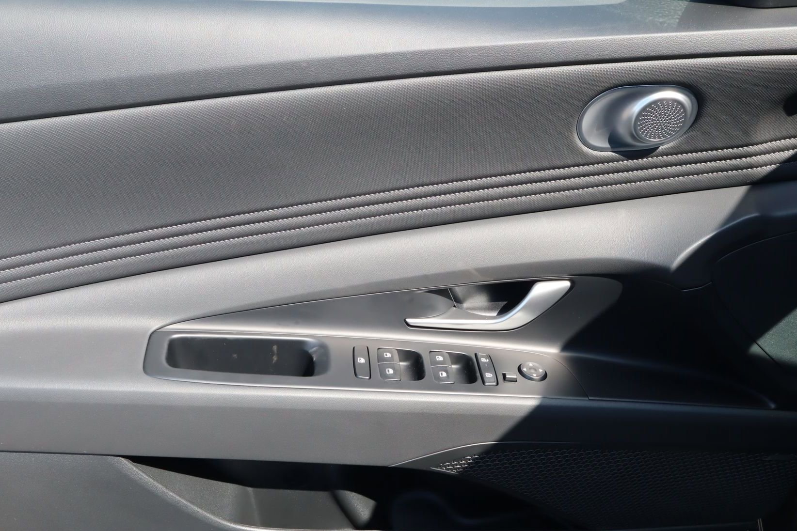 New 2025 Hyundai Elantra Limited image 22