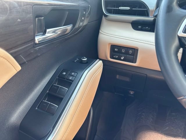 Used 2024 Toyota Highlander Platinum AWD/4WD image 32