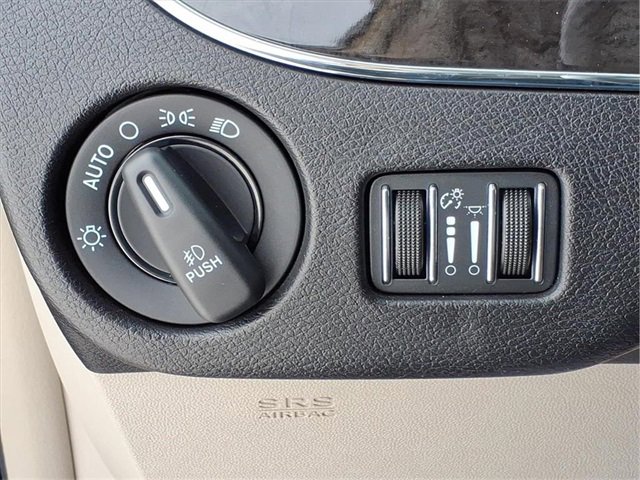 Used 2016 Chrysler Town & Country Touring w/ Driver Convenience Group image 16