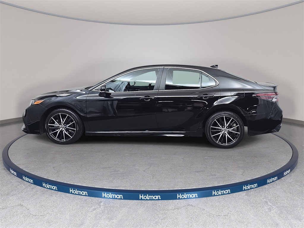 Used 2024 Toyota Camry SE image 3