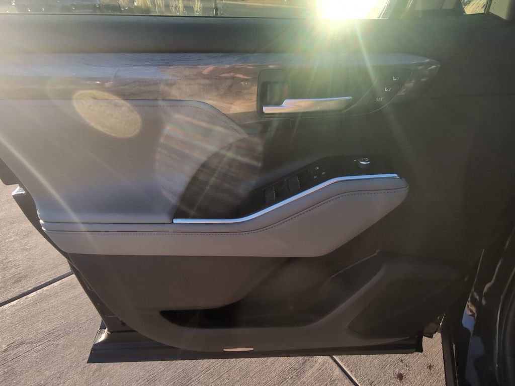 Used 2026 Toyota Highlander Limited image 10