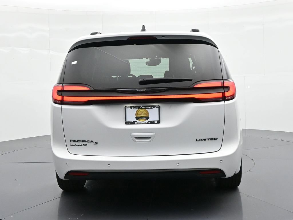 Used 2025 Chrysler Pacifica Limited image 7