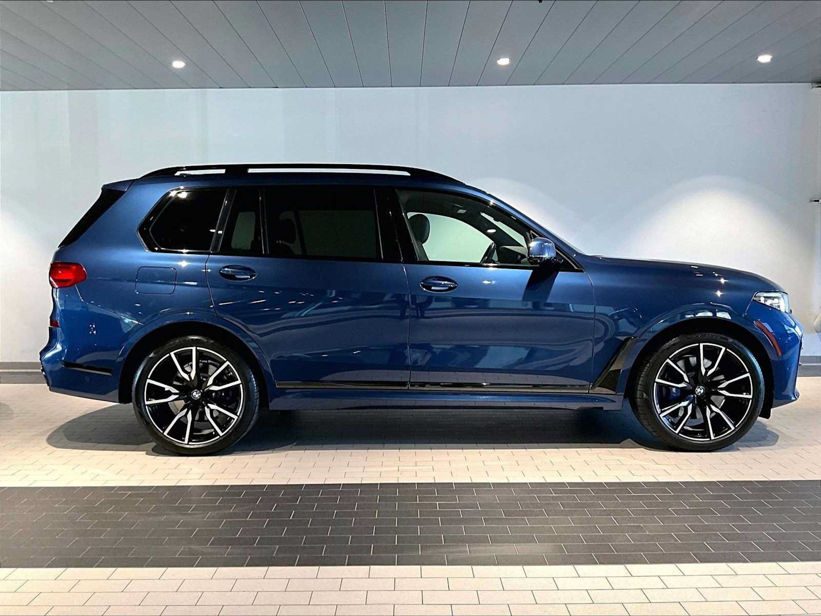Used 2021 BMW X7 xDrive40i w/ M Sport Package AWD/4WD image 11