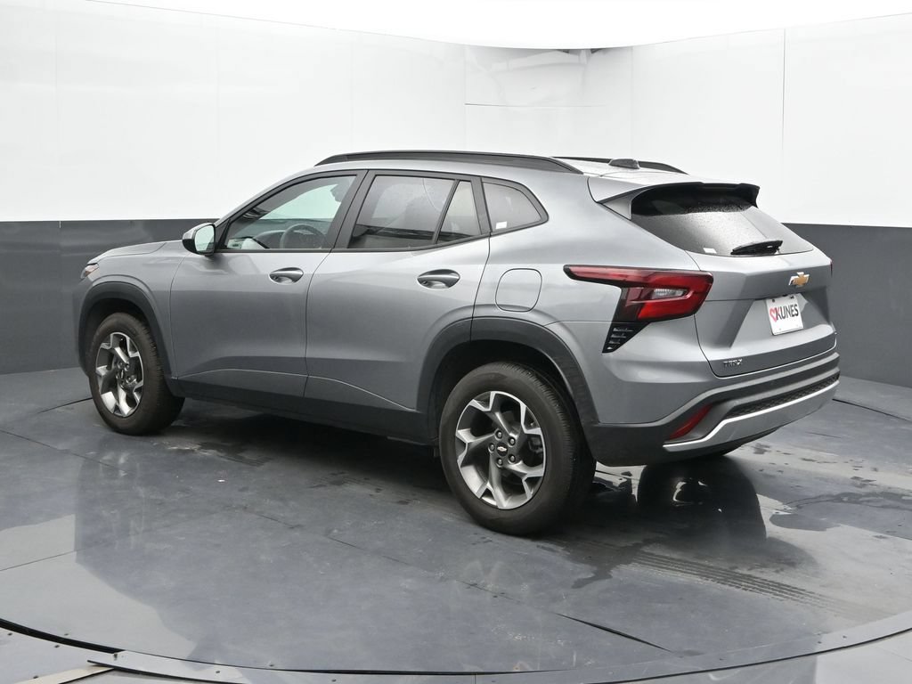 Used 2025 Chevrolet Trax LT FWD image 10
