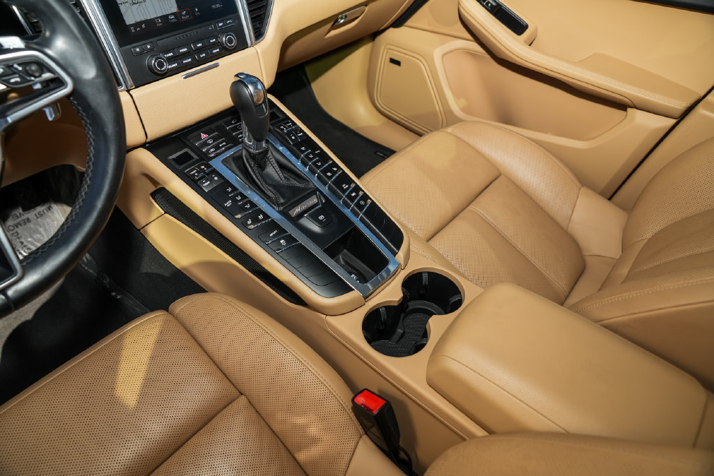 Certified 2018 Porsche Macan AWD/4WD image 27