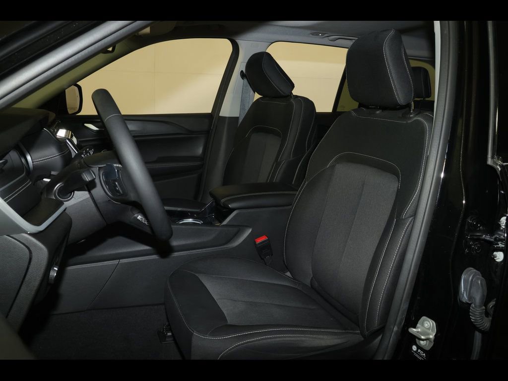 Used 2023 Jeep Grand Cherokee Laredo X image 14