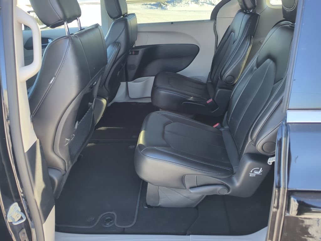 Used 2024 Chrysler Pacifica Touring-L image 36