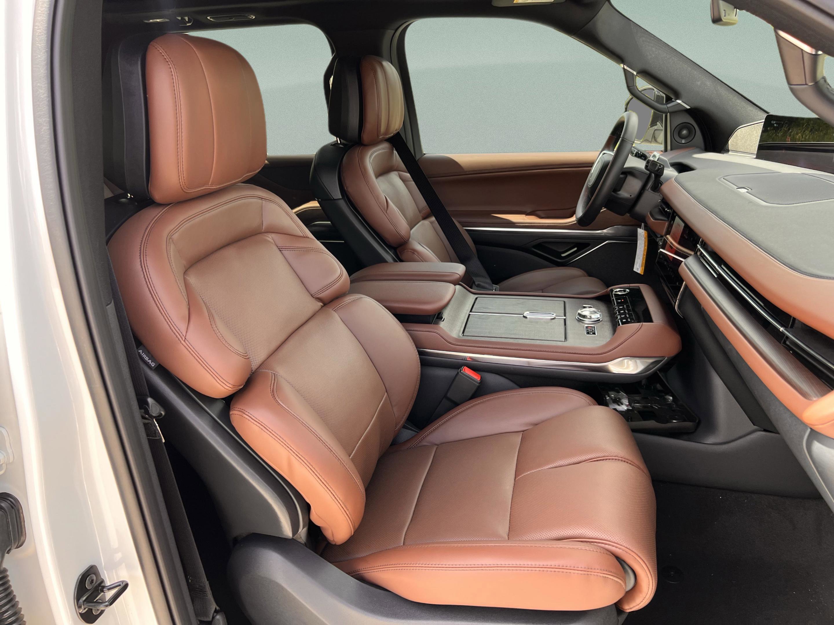 Used 2026 Lincoln Navigator Reserve AWD/4WD image 23