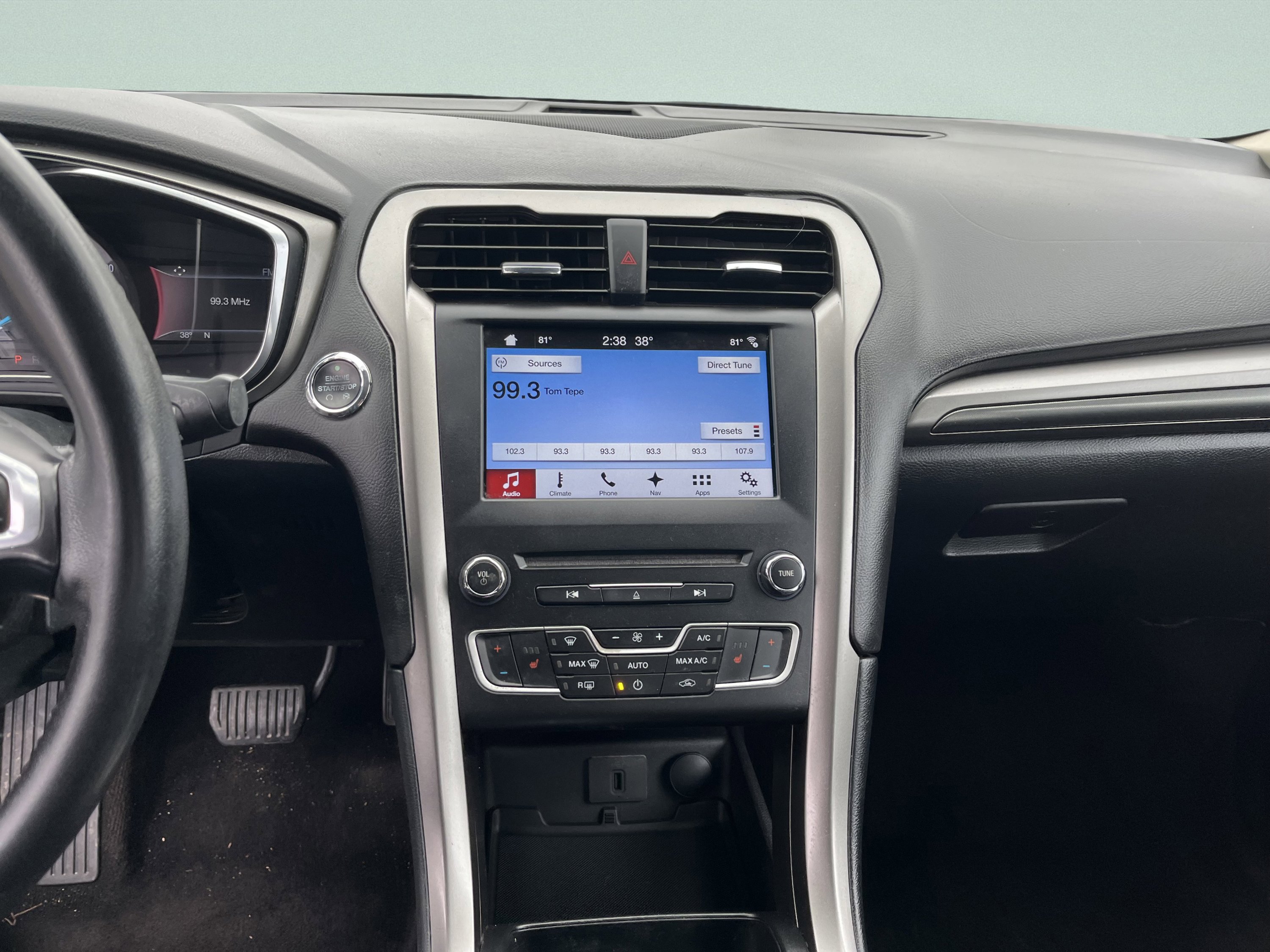 Used 2017 Ford Fusion SE w/ Equipment Group 201A image 13