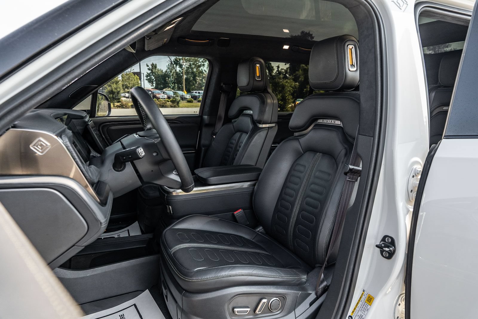 Used 2023 Rivian R1S Adventure AWD/4WD image 25