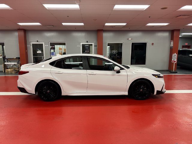 Used 2025 Toyota Camry SE FWD image 3