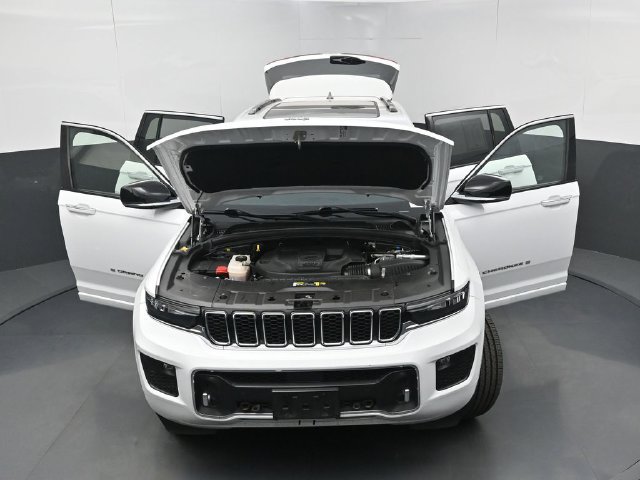 Used 2024 Jeep Grand Cherokee Overland w/ Trailer Tow Package AWD/4WD image 40