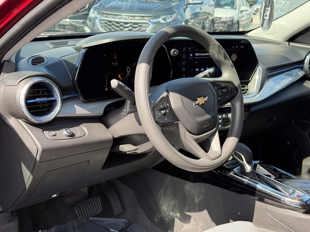 Used 2025 Chevrolet Trax LT FWD image 23