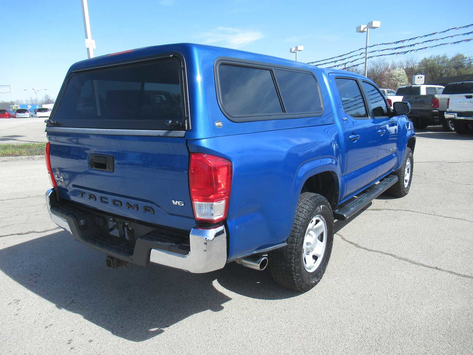 Used 2016 Toyota Tacoma SR5 w/ Towing Package image 7