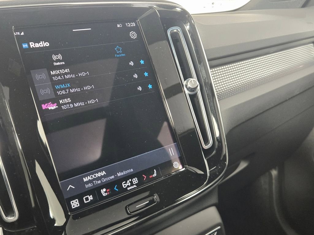 Certified 2023 Volvo XC40 B5 Ultimate w/ Climate Package image 22