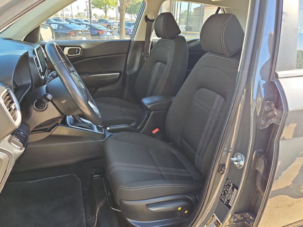 Used 2025 Hyundai Venue SEL FWD image 25