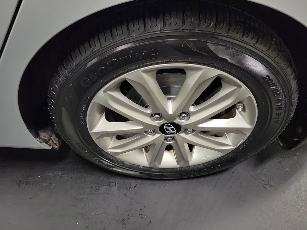 Used 2014 Hyundai Elantra SE w/ Option Group 02 FWD image 11