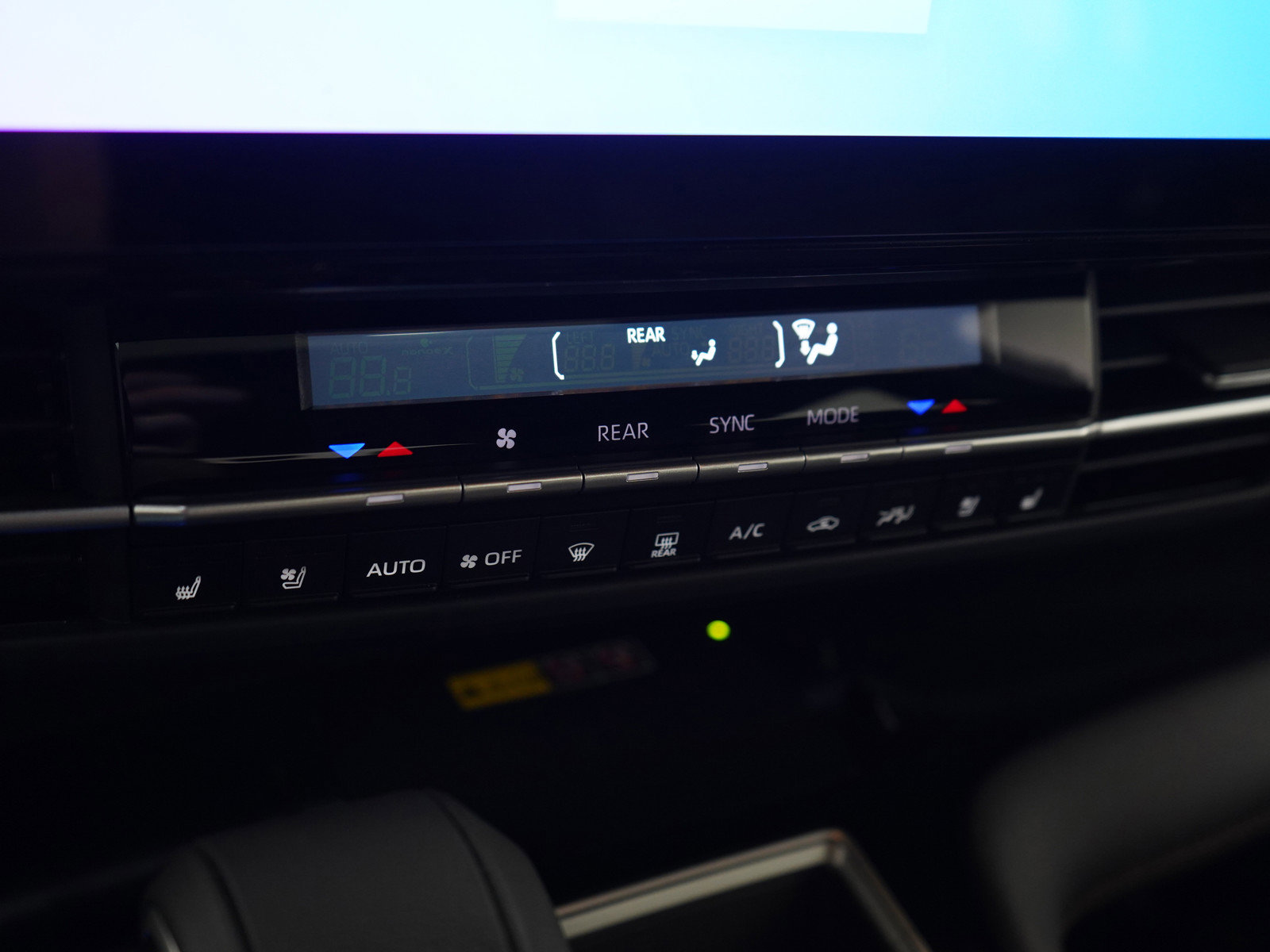 Used 2025 Toyota Sienna Platinum AWD/4WD image 26