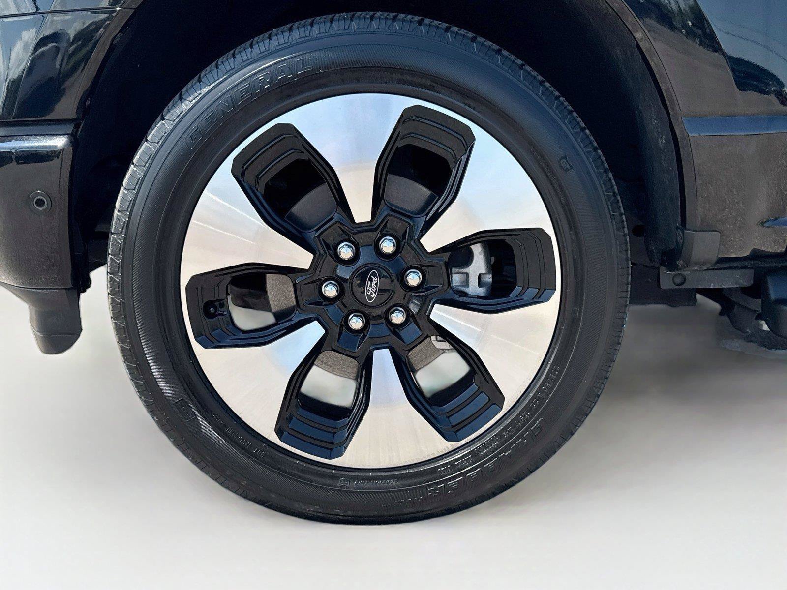 Used 2023 Ford F150 Lightning Platinum AWD/4WD image 32