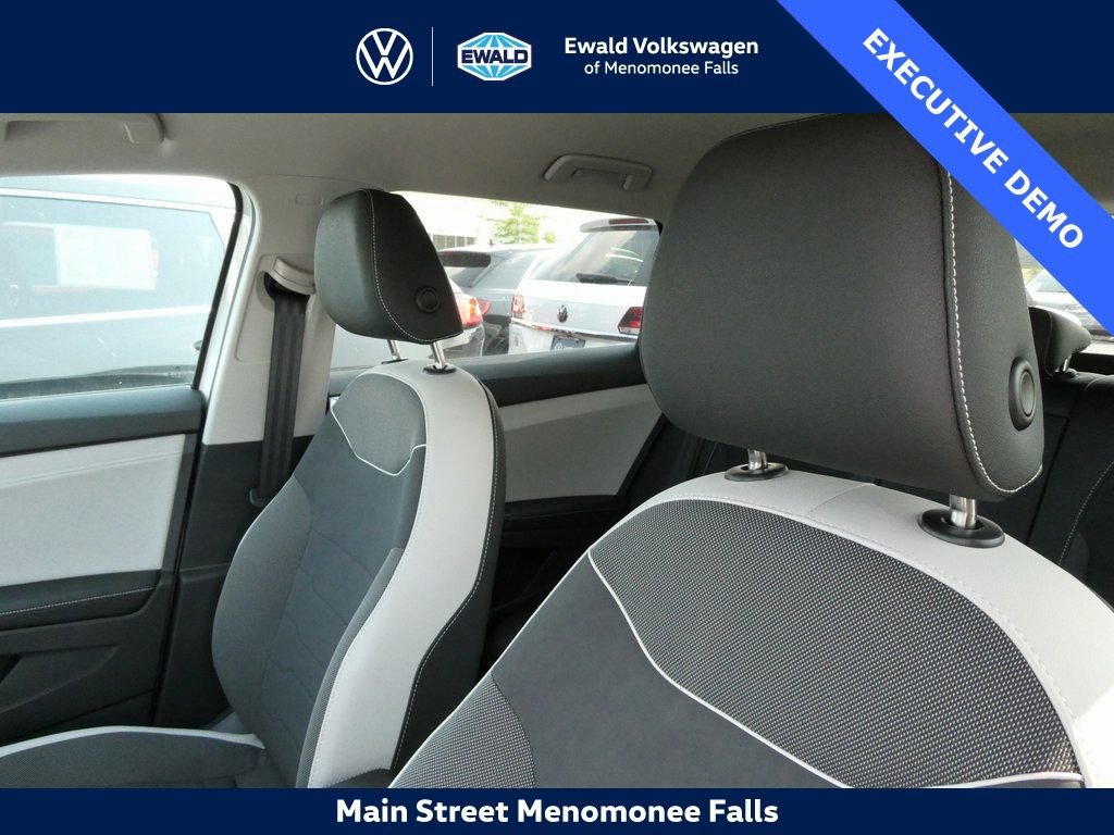 Certified 2025 Volkswagen Taos SE image 28