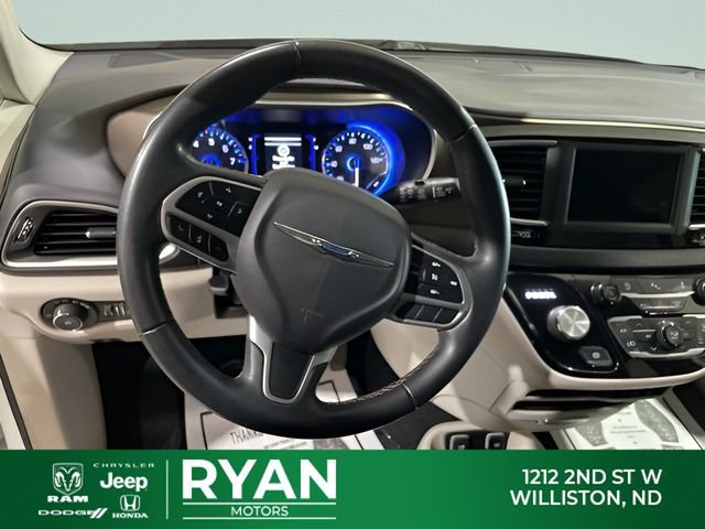 Used 2018 Chrysler Pacifica Touring-L FWD image 15