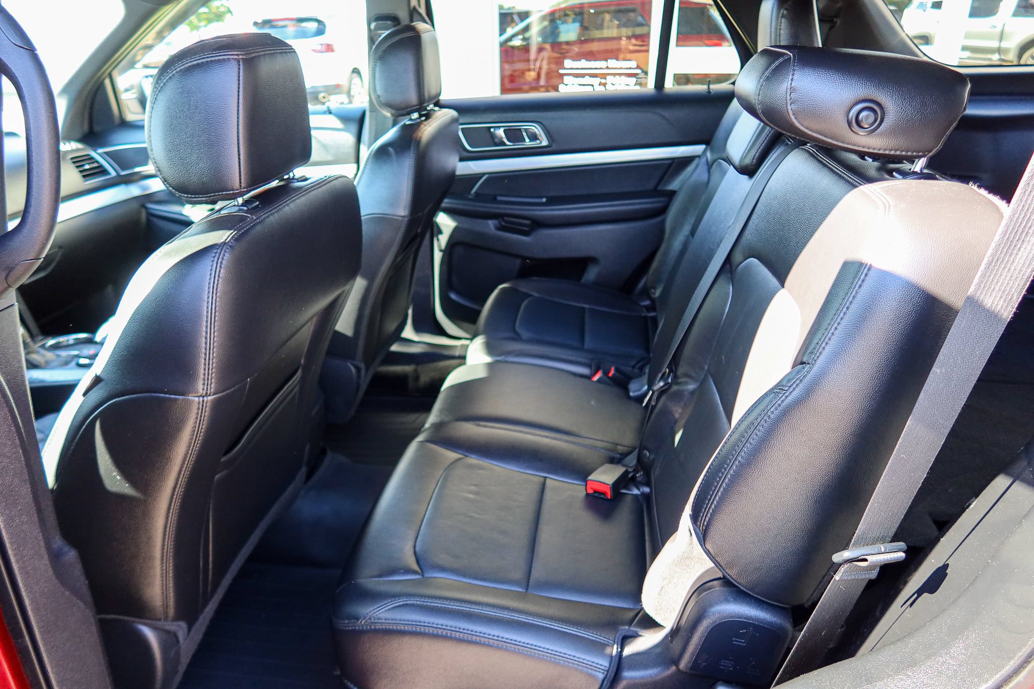 Used 2017 Ford Explorer XLT w/ Equipment Group 202A AWD/4WD image 13