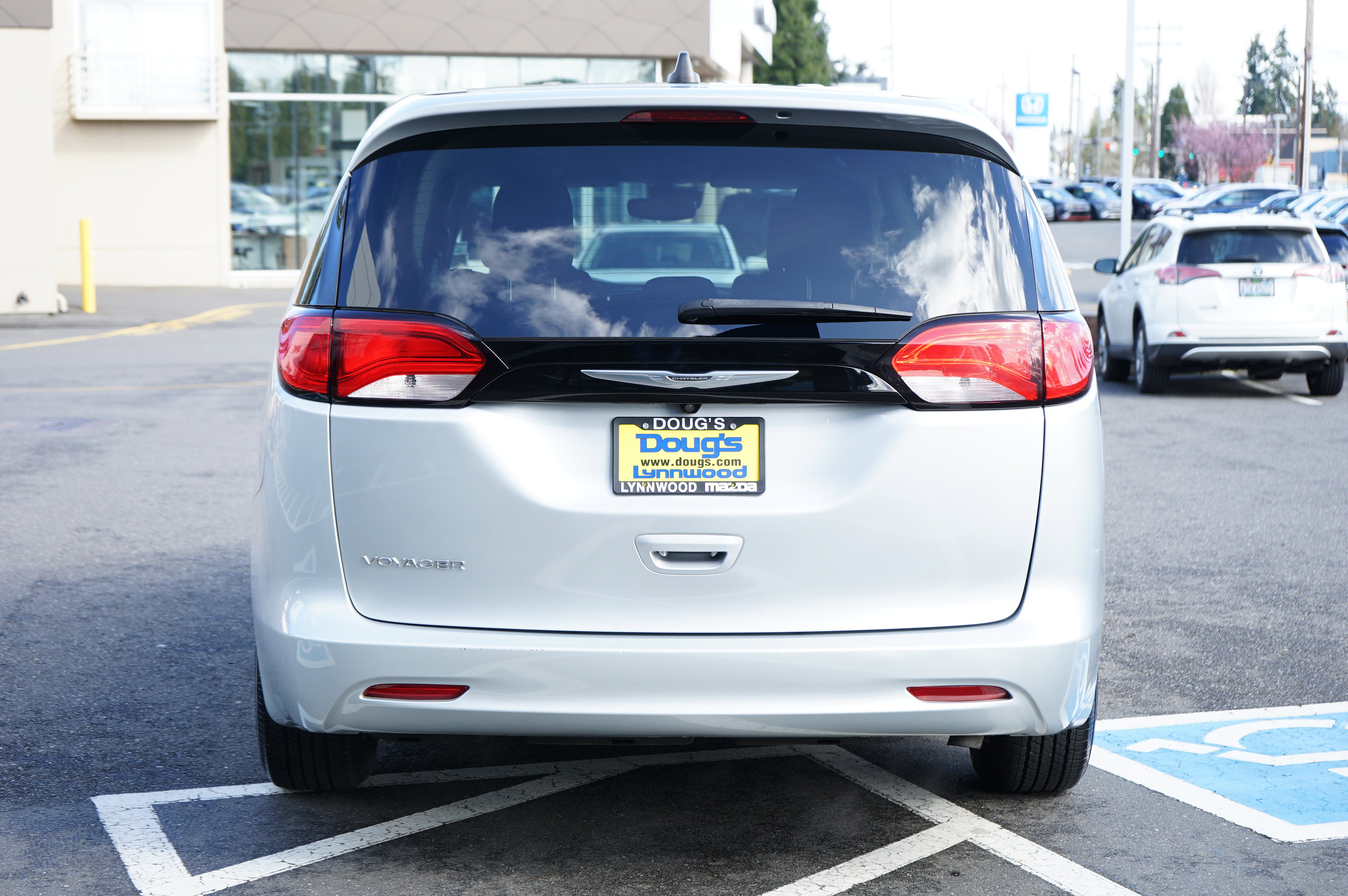 Used 2023 Chrysler Voyager LX image 4