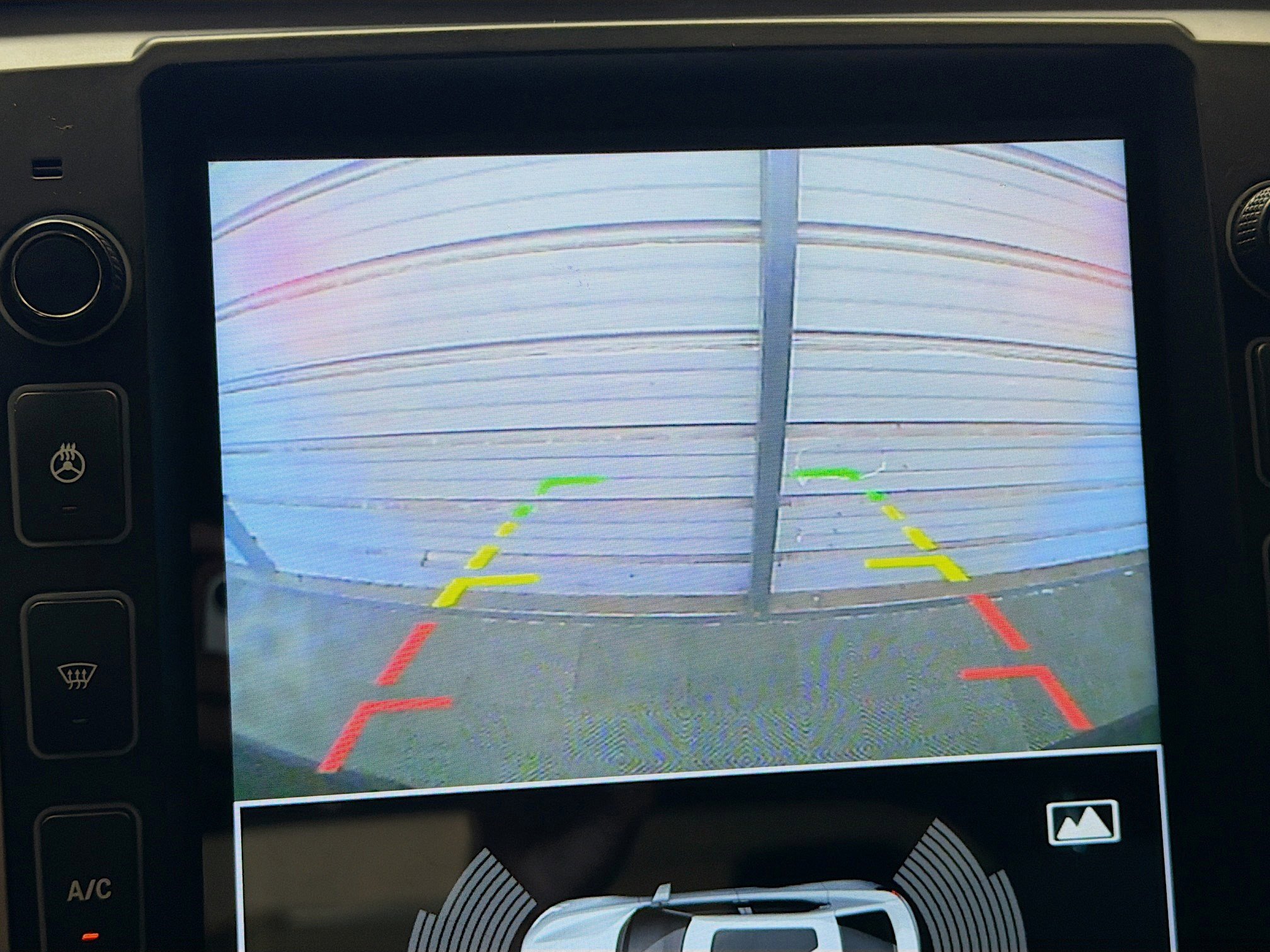 Used 2018 Nissan Titan SV image 16