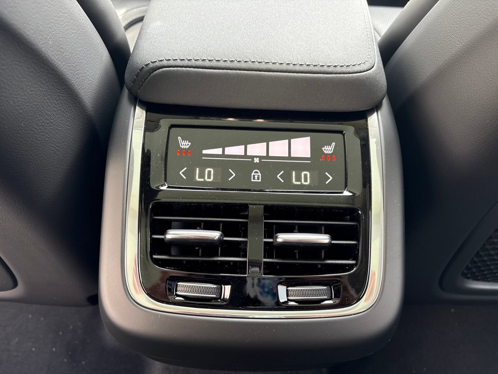 New 2026 Volvo XC60 B5 Ultra w/ Climate Package image 32