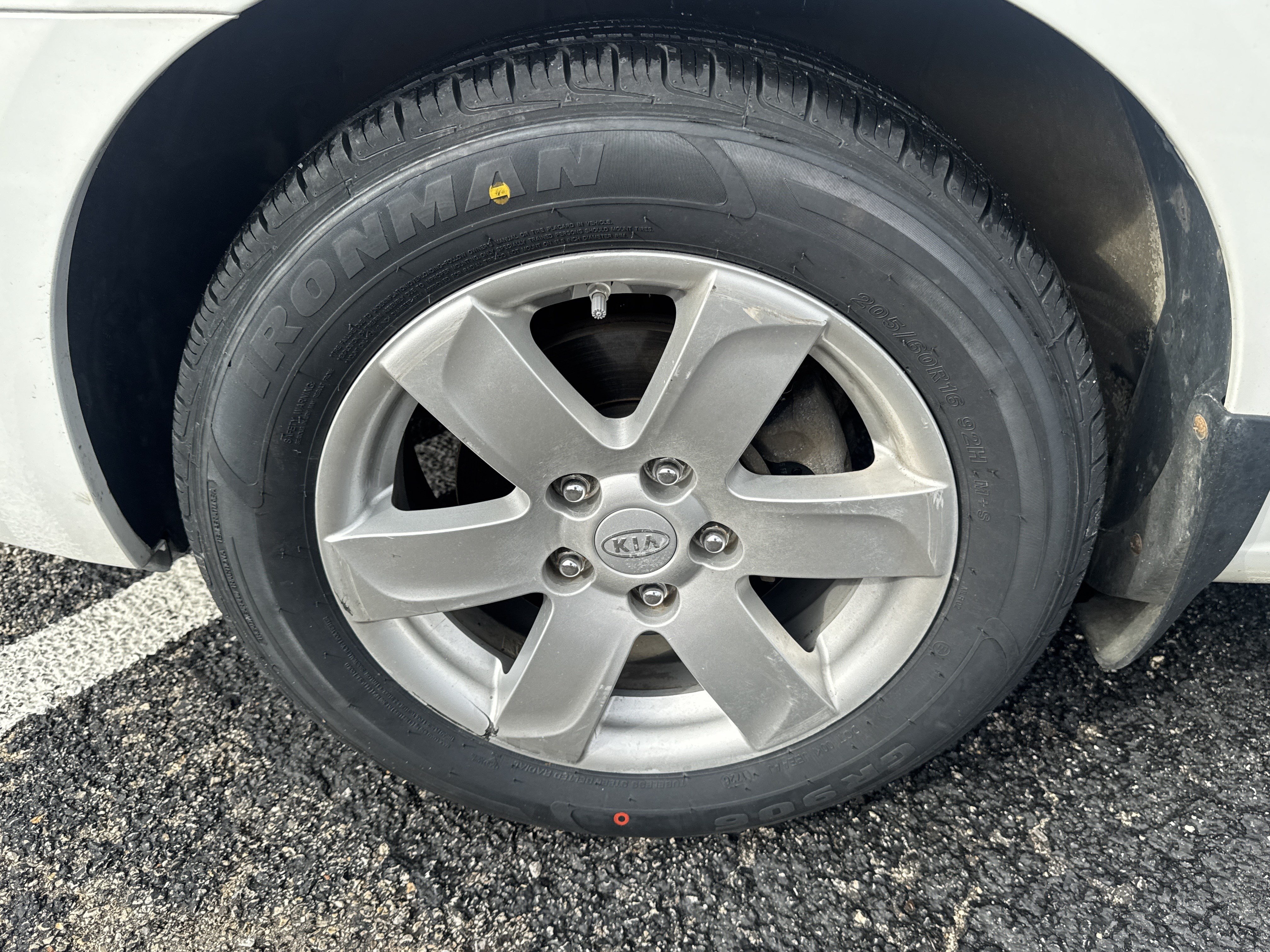 Used 2009 Kia Rondo LX FWD image 17