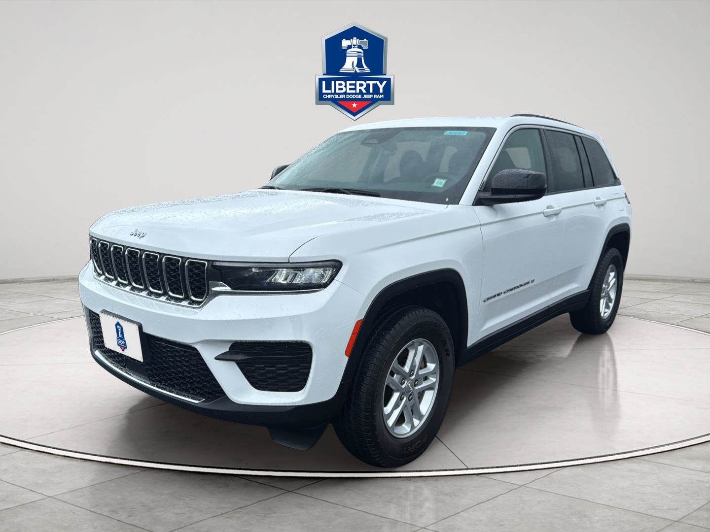 Used 2023 Jeep Grand Cherokee Laredo AWD/4WD image 3
