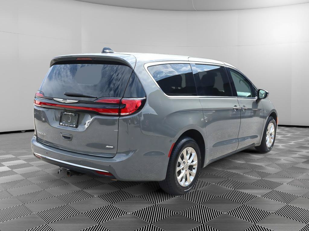 Used 2023 Chrysler Pacifica Touring-L AWD/4WD image 8