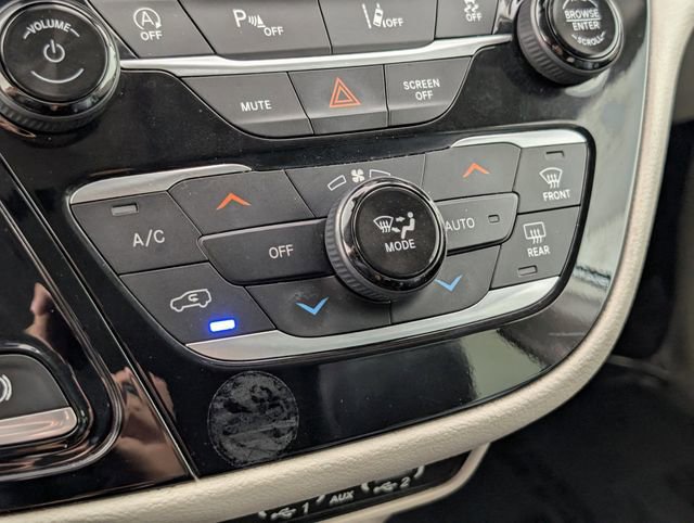 Used 2022 Chrysler Pacifica Touring-L image 35